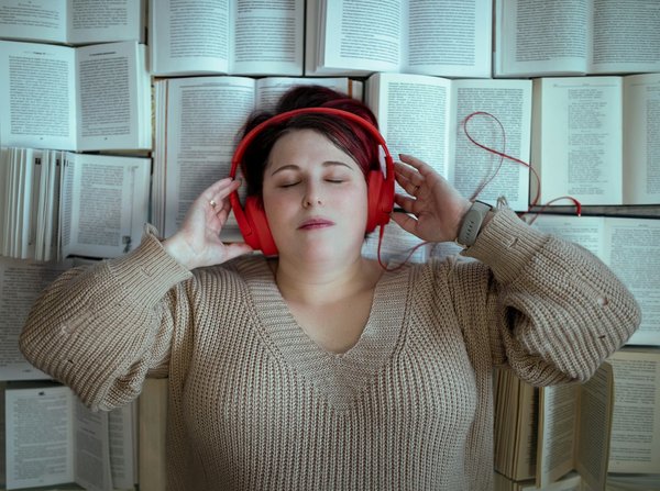 How Can UK Writers and Publishers Benefit from the Audiobook Market Expansion?